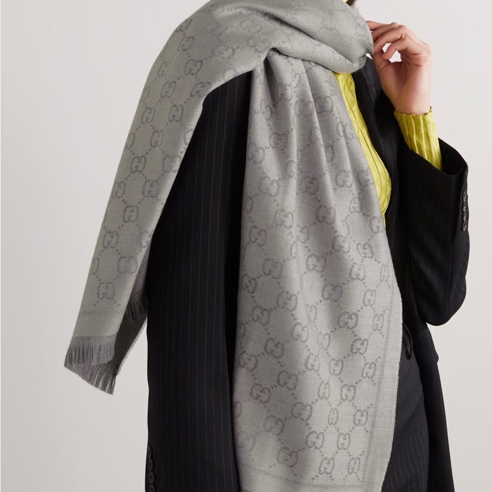 🩶🤍BNWT AUTHENTIC GUCCI SCARF🤍🩶
